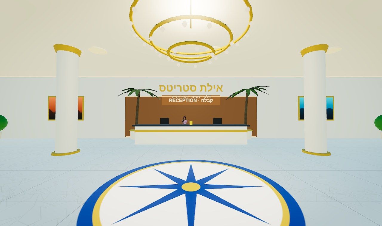 לובי המלון: רצפת שיש, נברשת זהב ודלפק קבלה